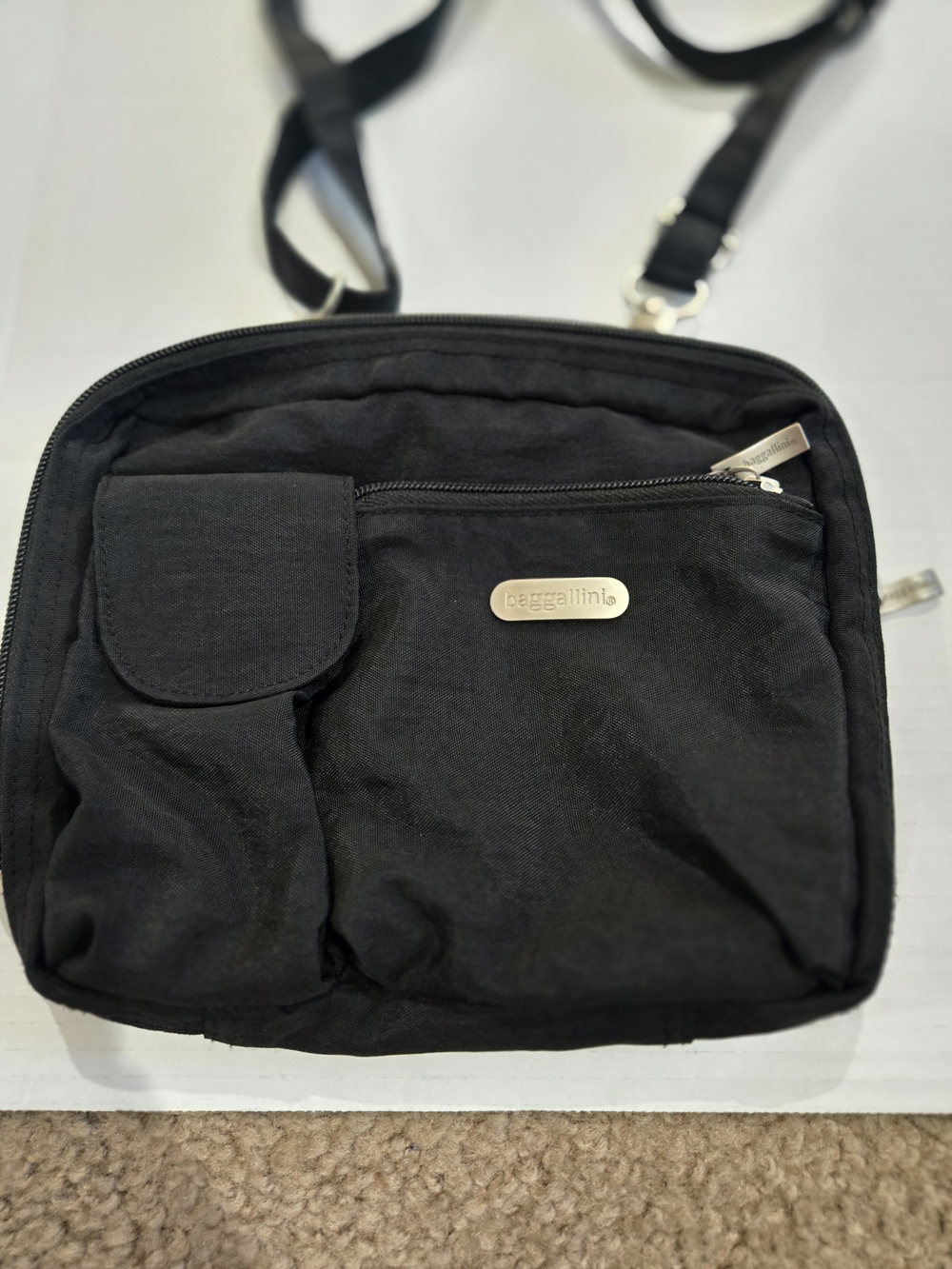Baggallini Black Men's Messenger Crossbody Bag - Picture 1 of 8